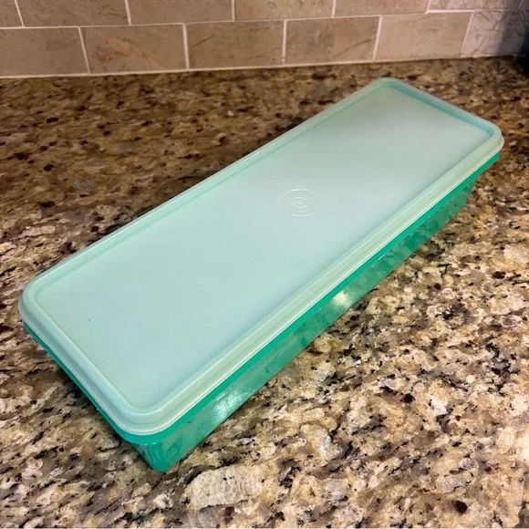 Vintage USA Tupperware Green Celery Vegetable Keeper Crisper Container 892-5 Lid - Picture 1 of 8